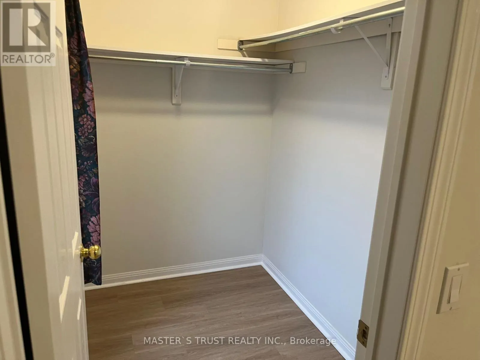 40 - 100 ELGIN MILLS ROAD W