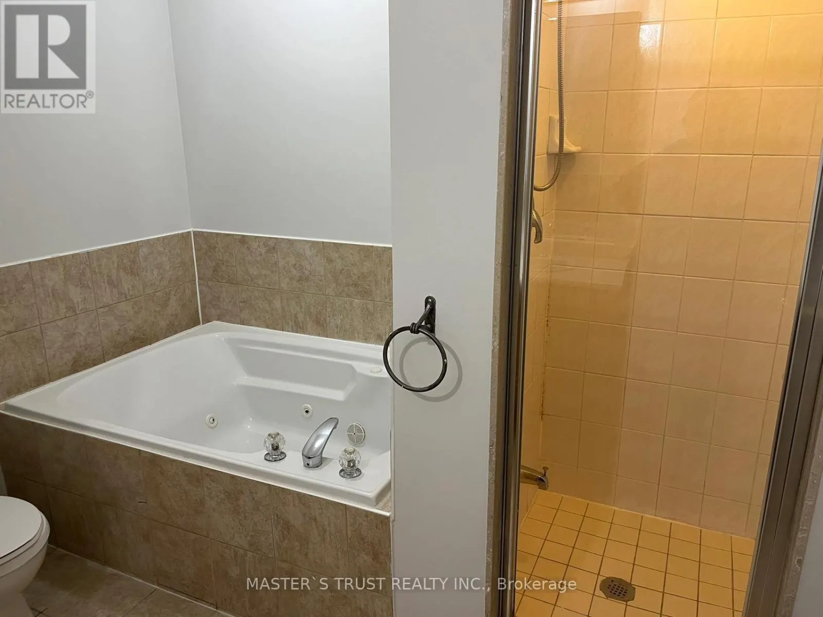 40 - 100 ELGIN MILLS ROAD W