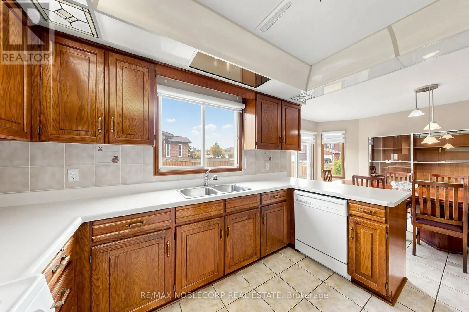 162 VENETIAN CRESCENT