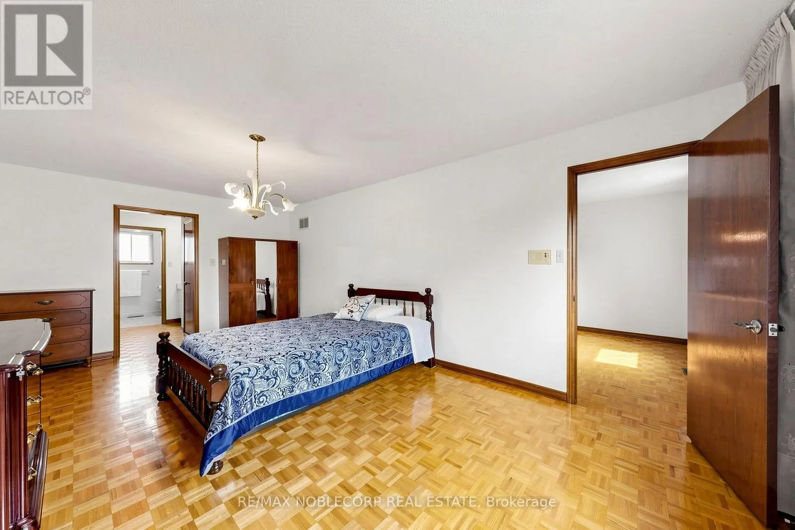 162 VENETIAN CRESCENT