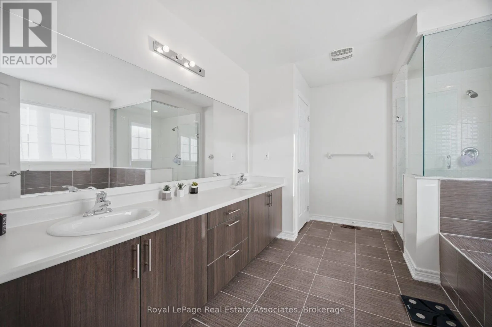 104 SUTCLIFFE WAY