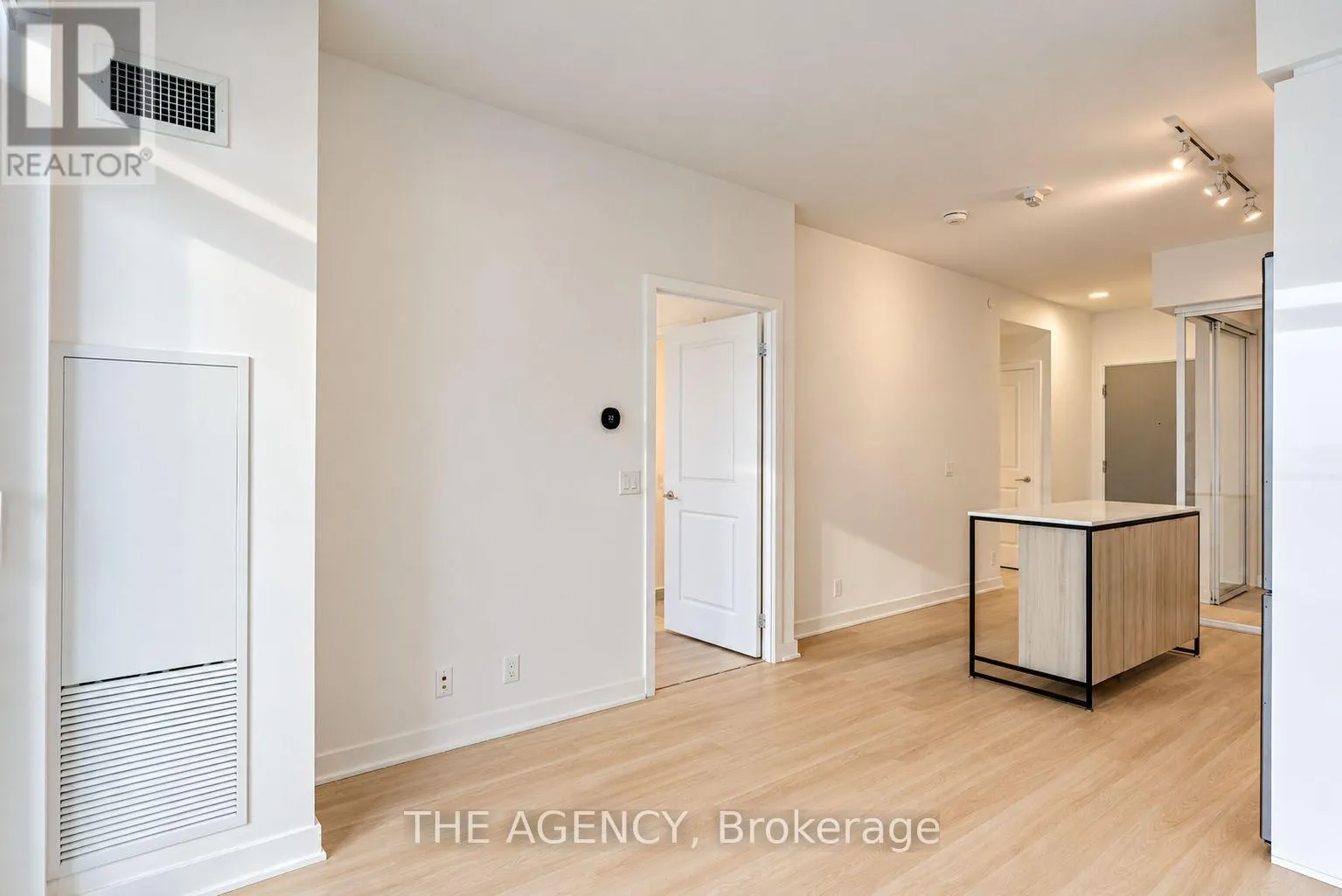 1108 - 30 UPPER MALL WAY