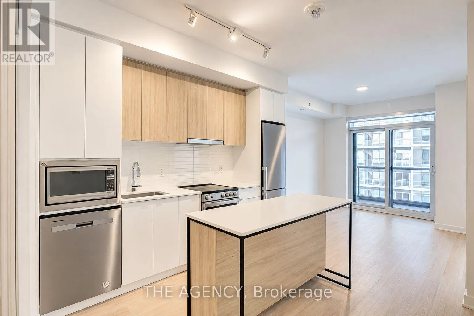 1108 - 30 UPPER MALL WAY
