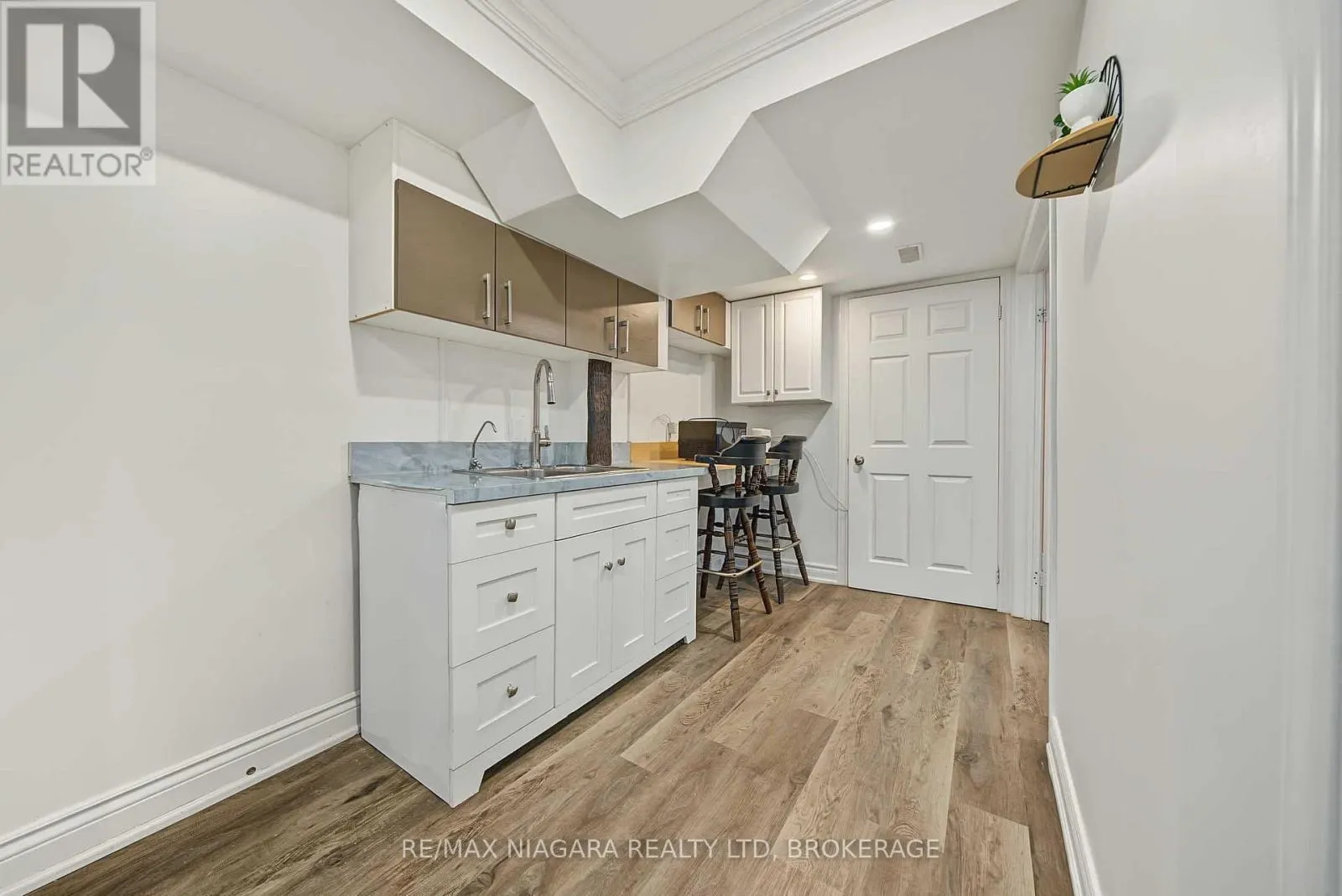 2 AITKEN CIRCLE