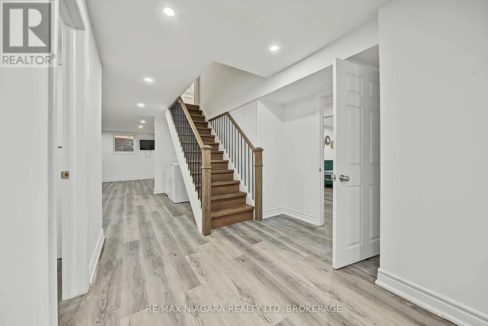 2 AITKEN CIRCLE