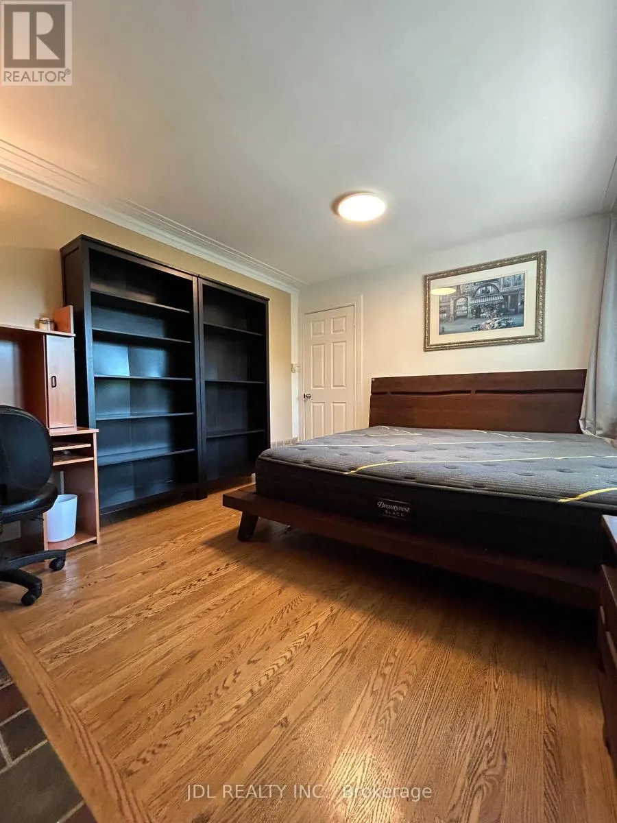 LARGE BEDROOM MAIN FLOOR - 110 ROBINSON ST STREET