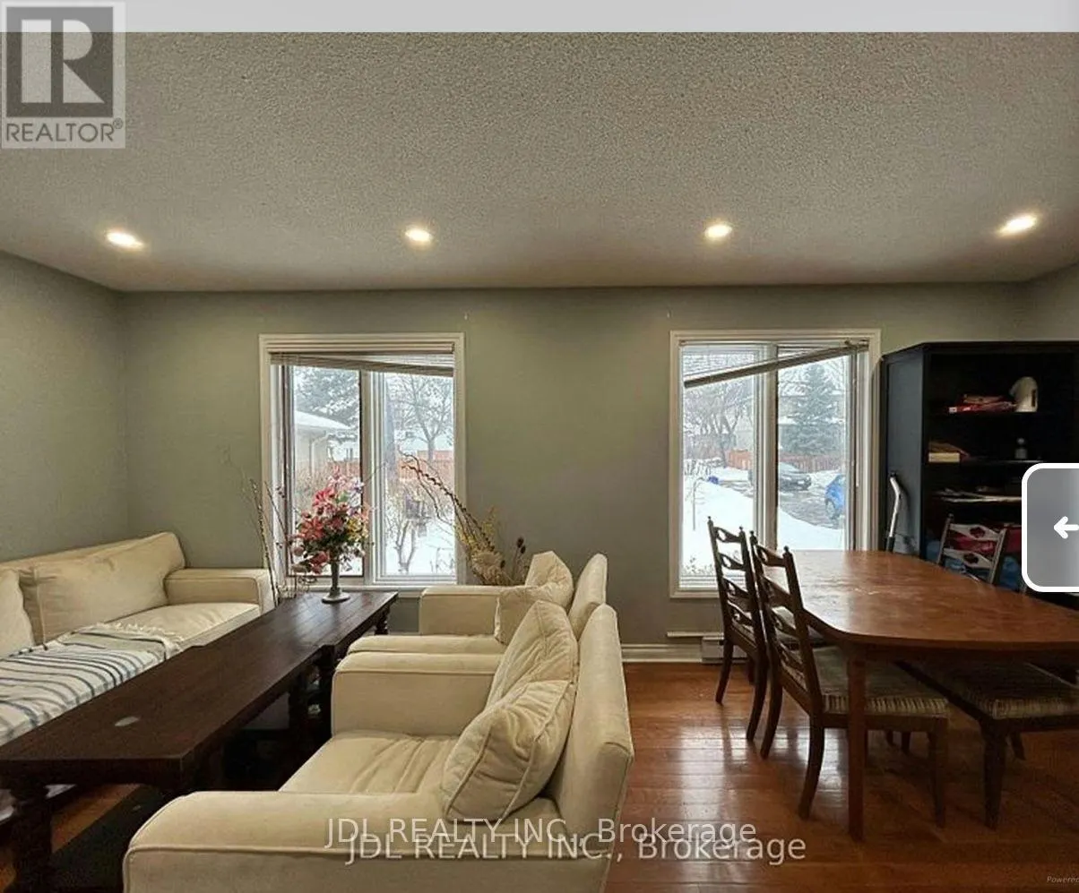 LARGE BEDROOM MAIN FLOOR - 110 ROBINSON ST STREET