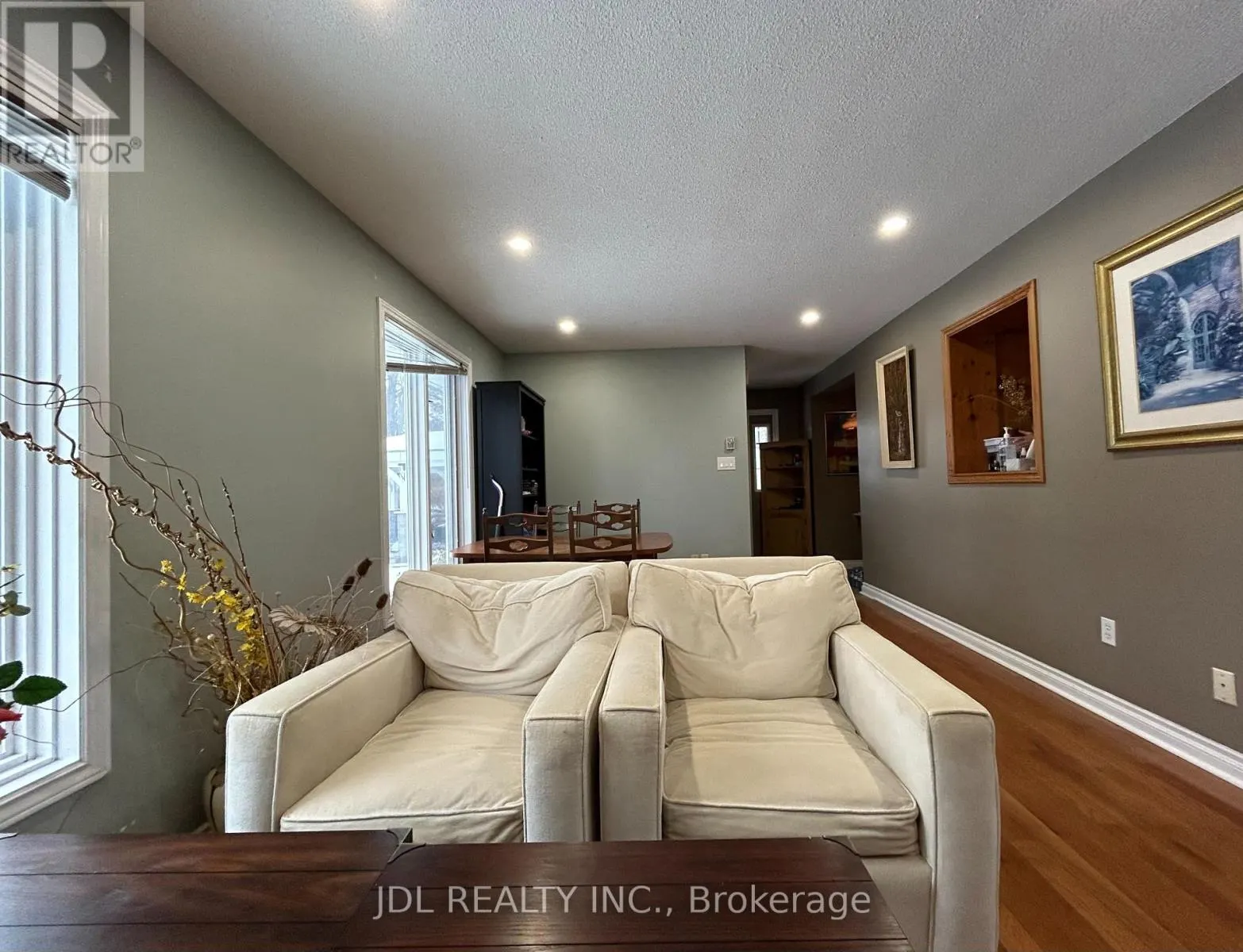 LARGE BEDROOM MAIN FLOOR - 110 ROBINSON ST STREET
