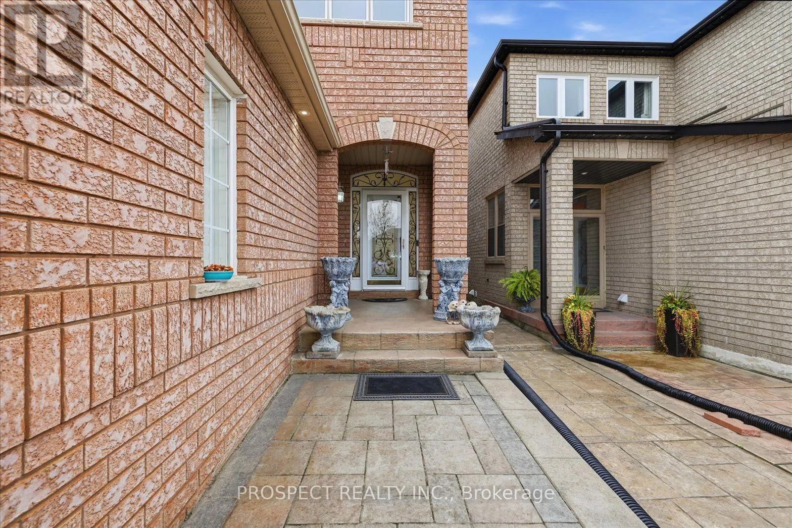 218 SYLWOOD CRESCENT