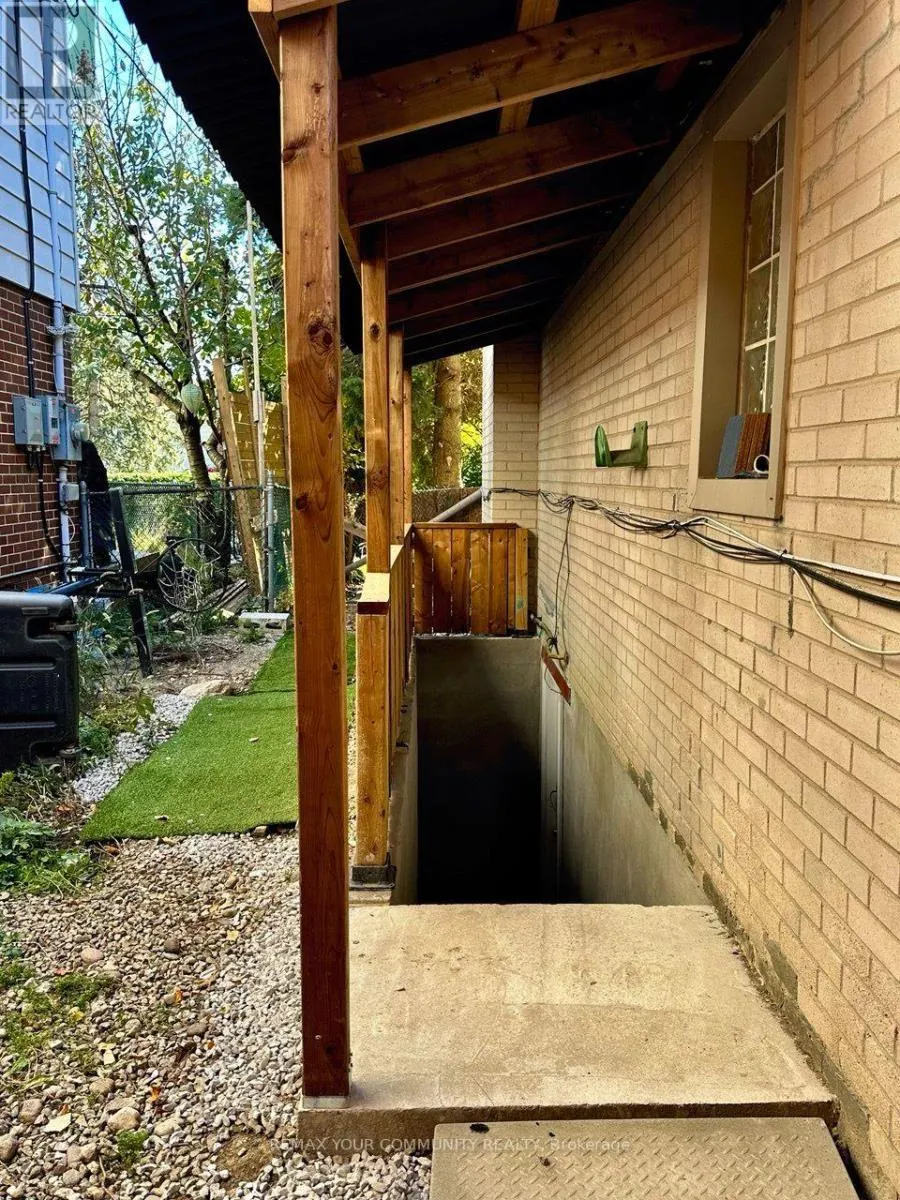 BASEMENT - 71 ROYAL ORCHARD BOULEVARD