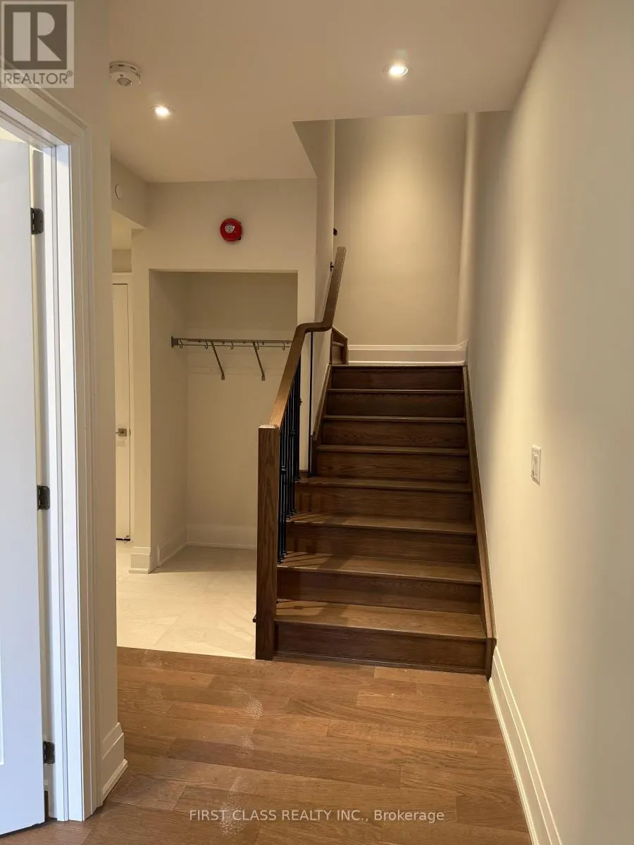 10 WILLIAM FISHER LANE