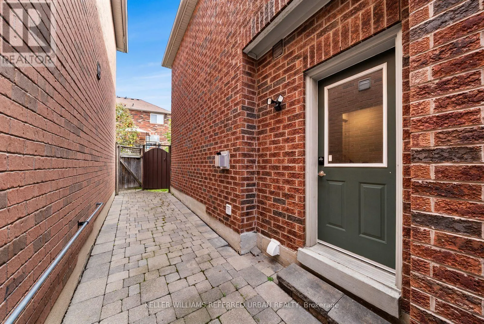 1002 OAKTREE CRESCENT