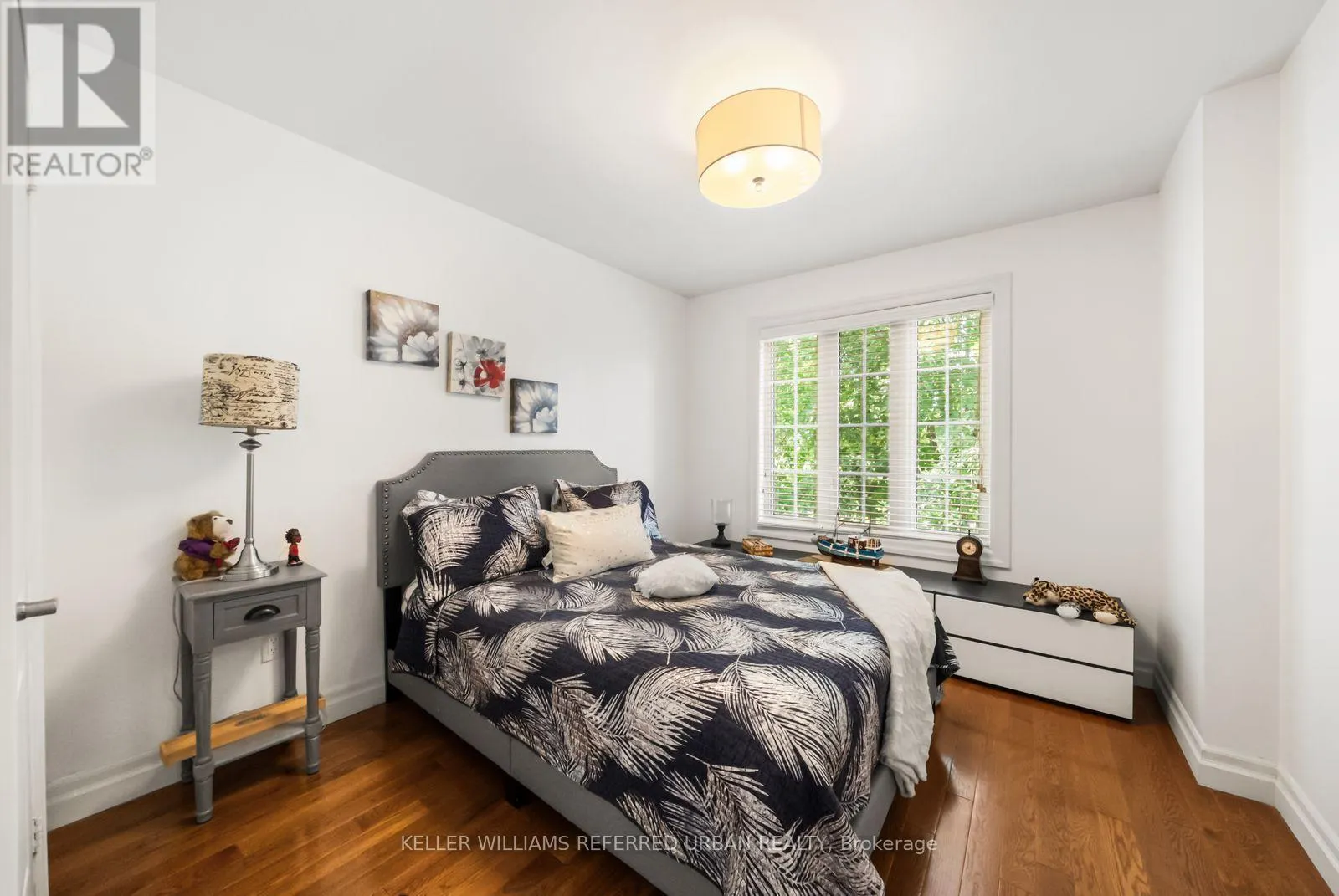 1002 OAKTREE CRESCENT