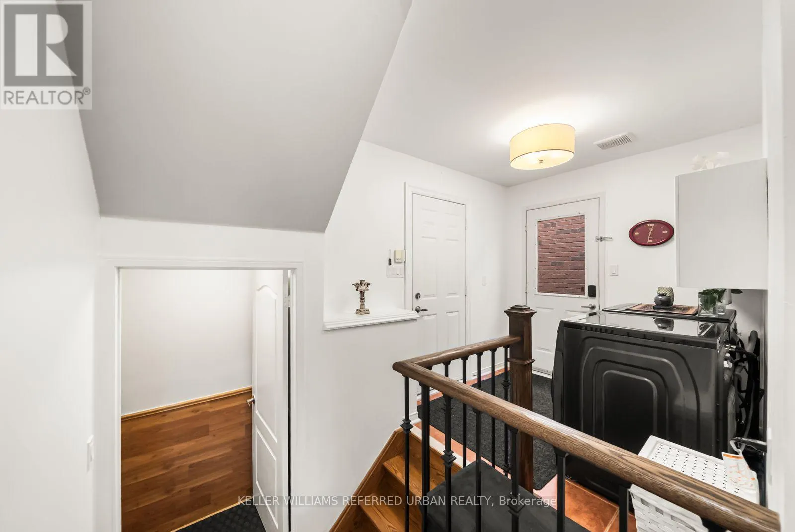 1002 OAKTREE CRESCENT
