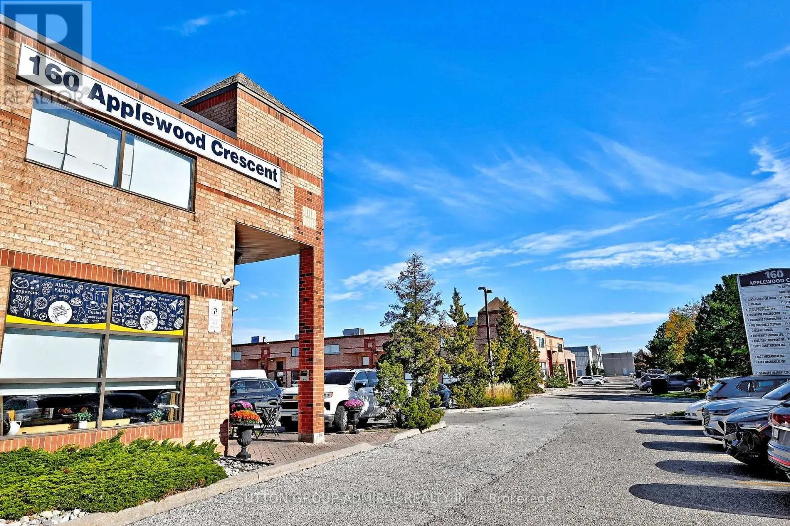 26 - 160 APPLEWOOD CRESCENT