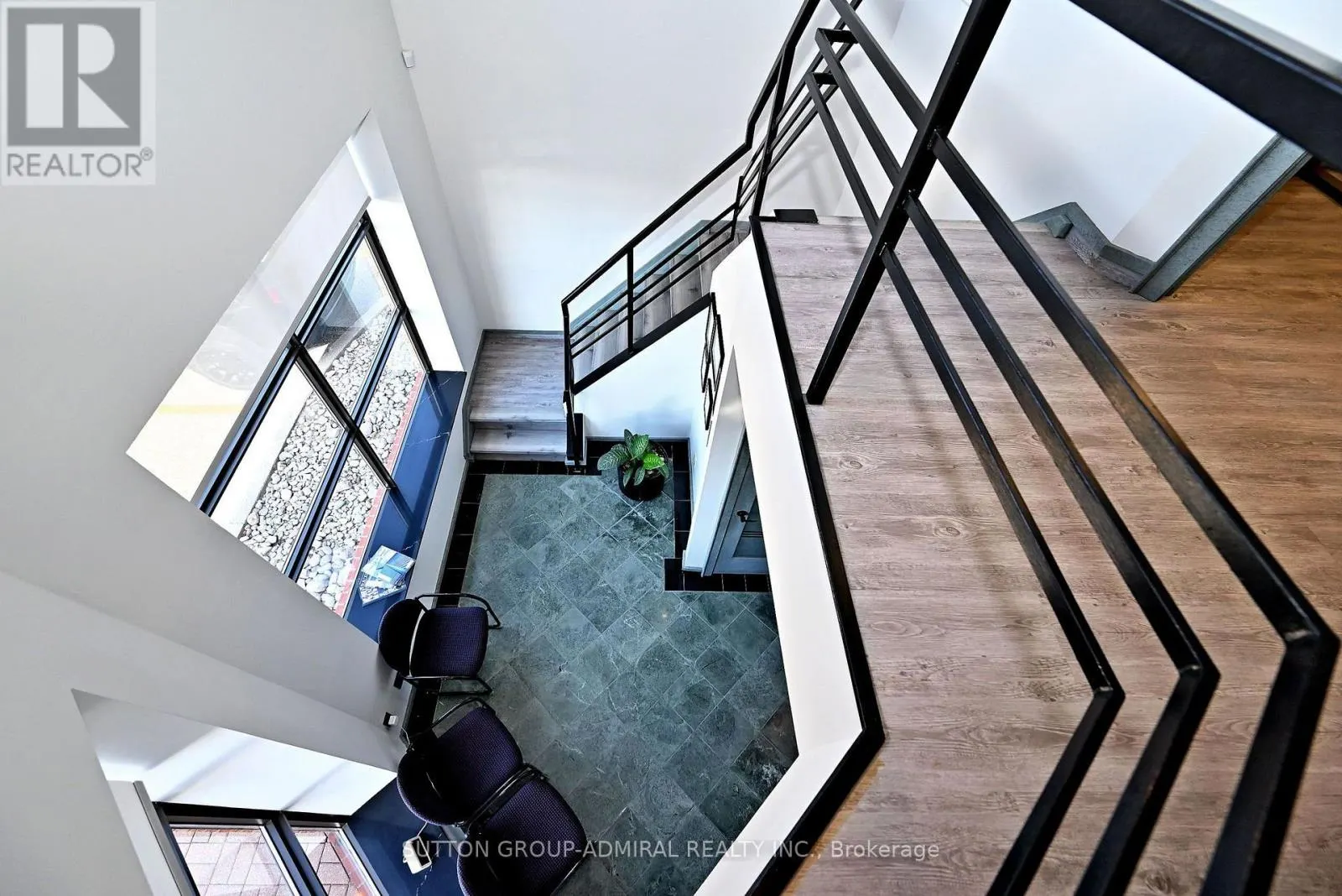 26 - 160 APPLEWOOD CRESCENT