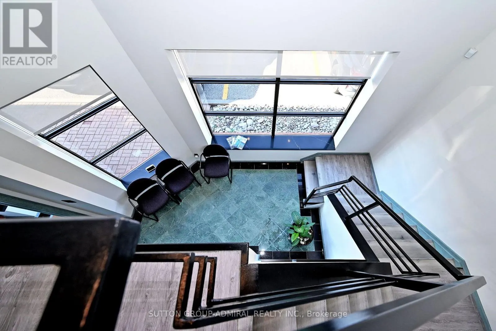 26 - 160 APPLEWOOD CRESCENT
