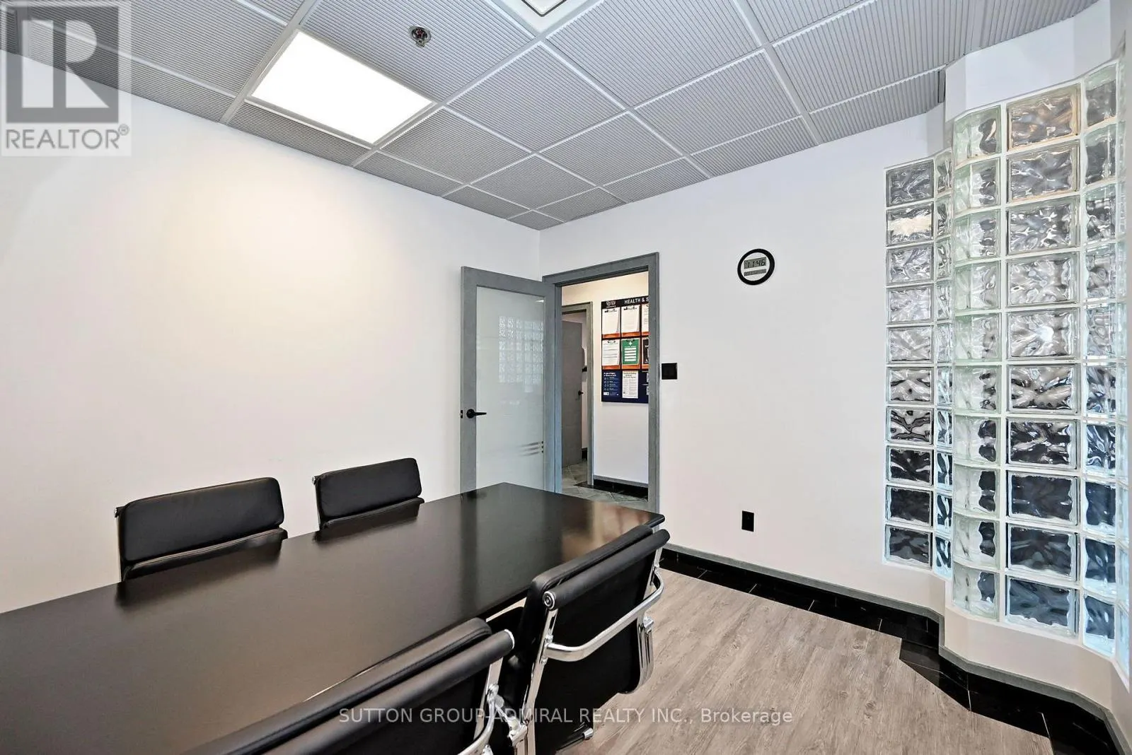 26 - 160 APPLEWOOD CRESCENT