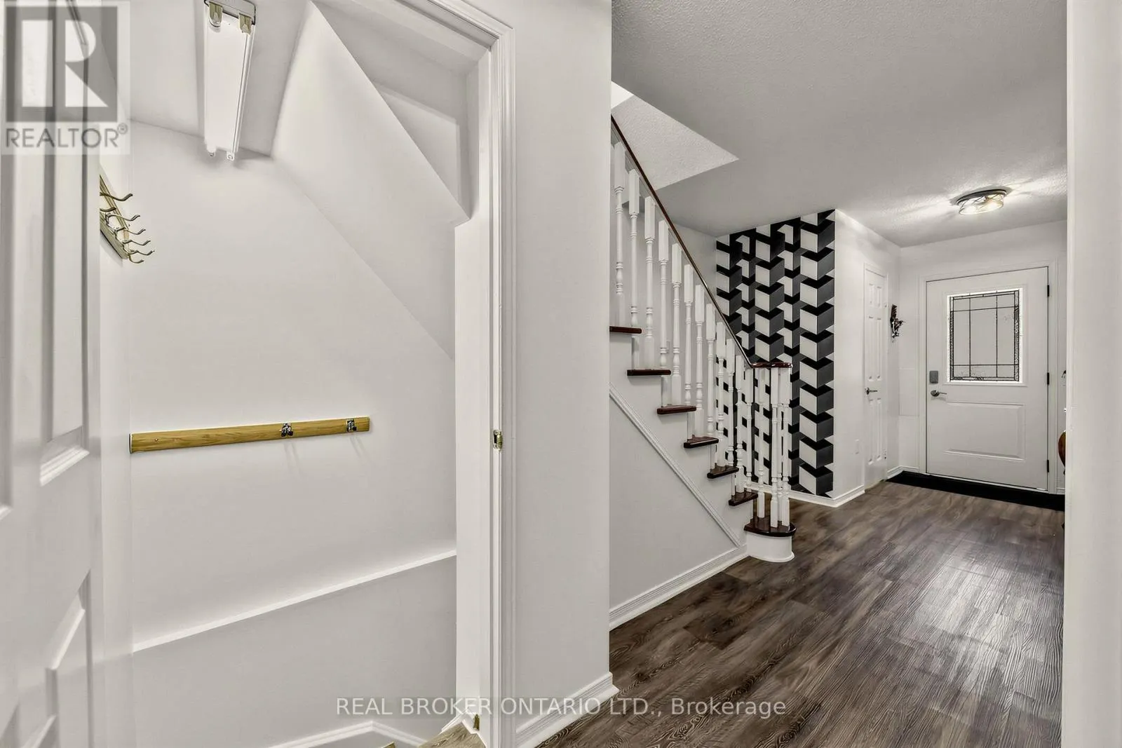 26 WHITE BOULEVARD