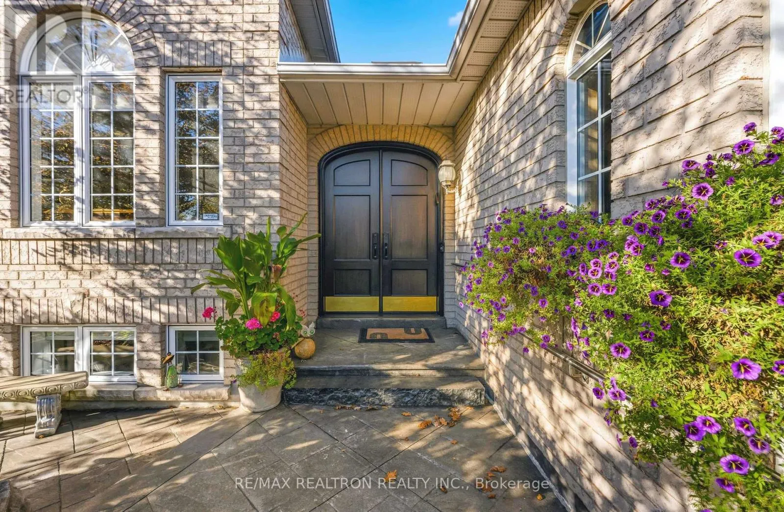 18 GLENFOREST DRIVE
