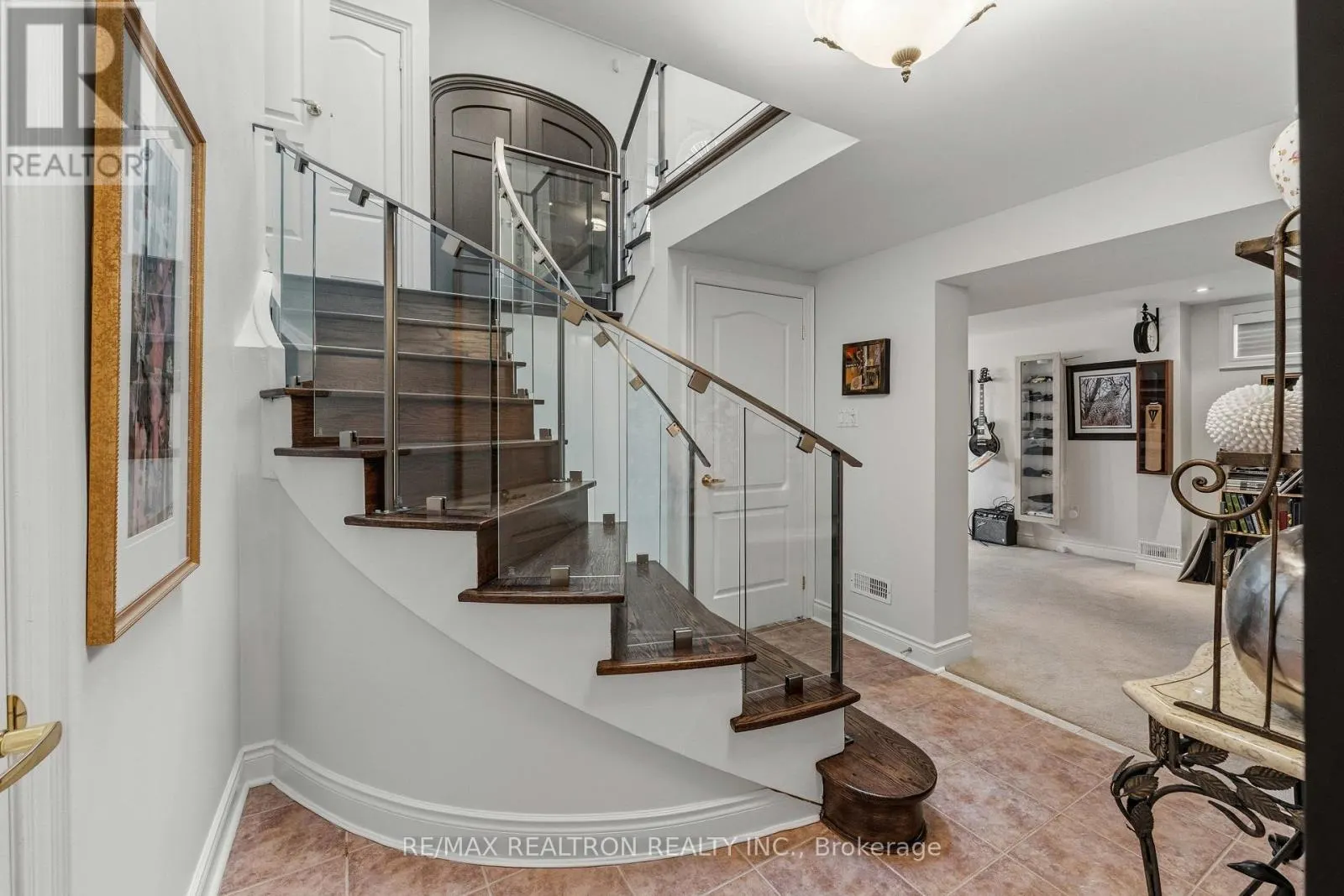 18 GLENFOREST DRIVE