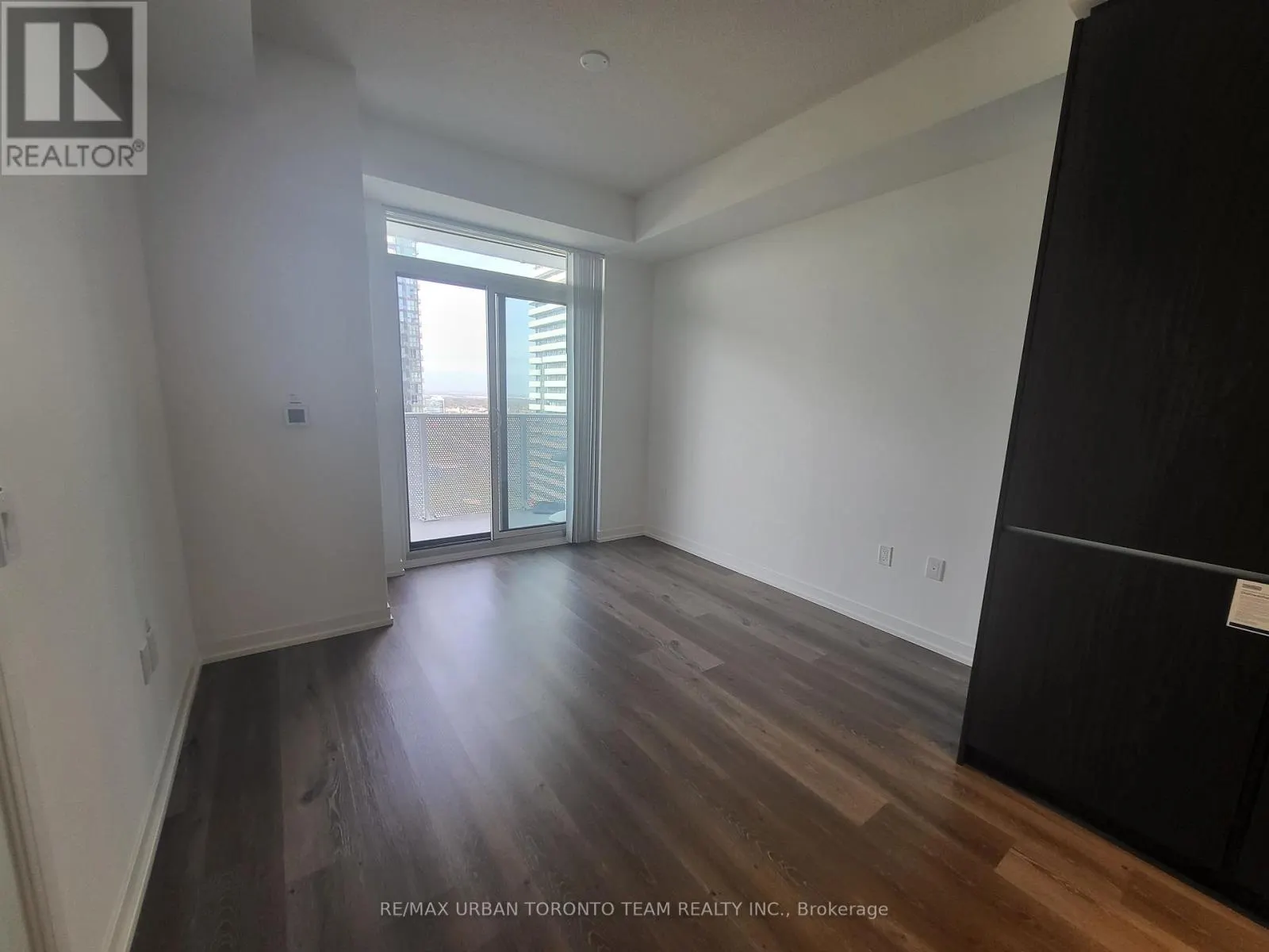 2215 - 28 INTERCHANGE WAY