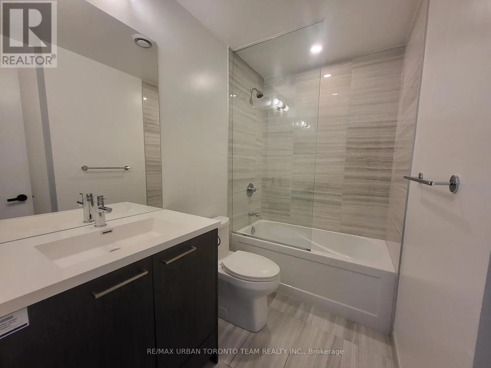2215 - 28 INTERCHANGE WAY