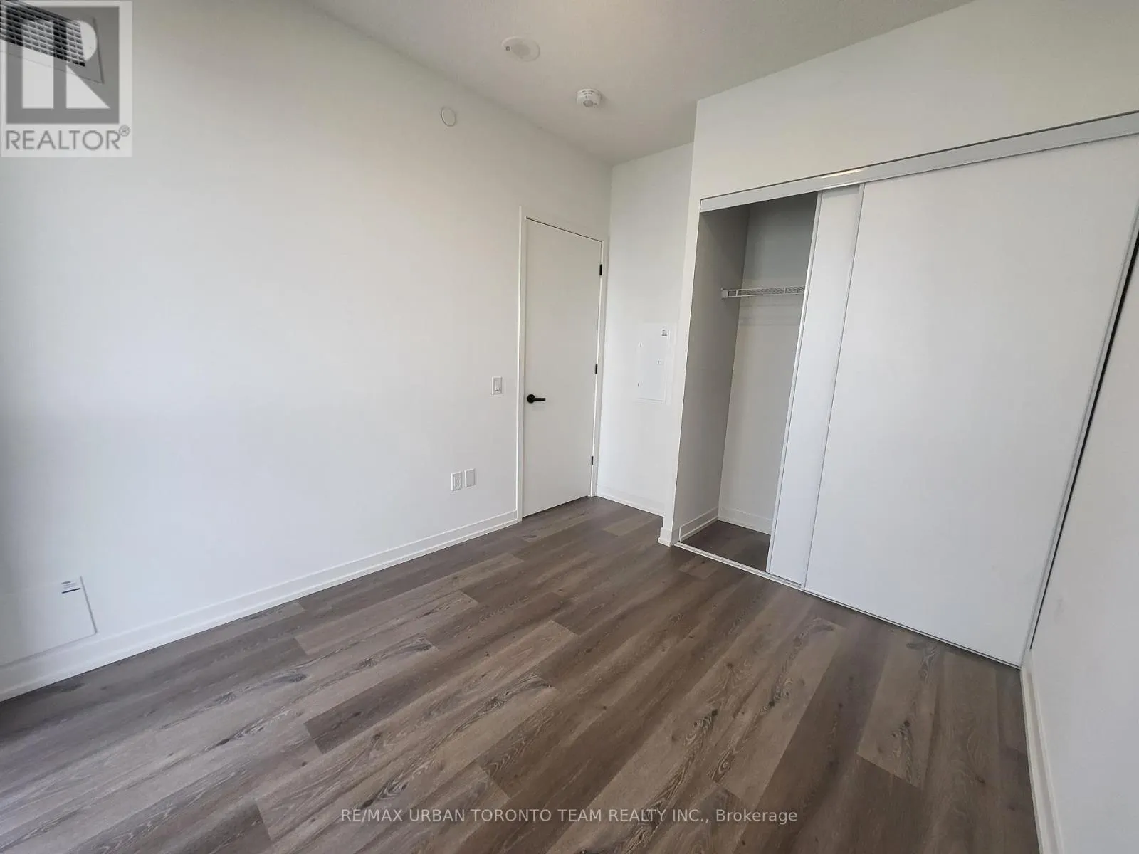 2215 - 28 INTERCHANGE WAY
