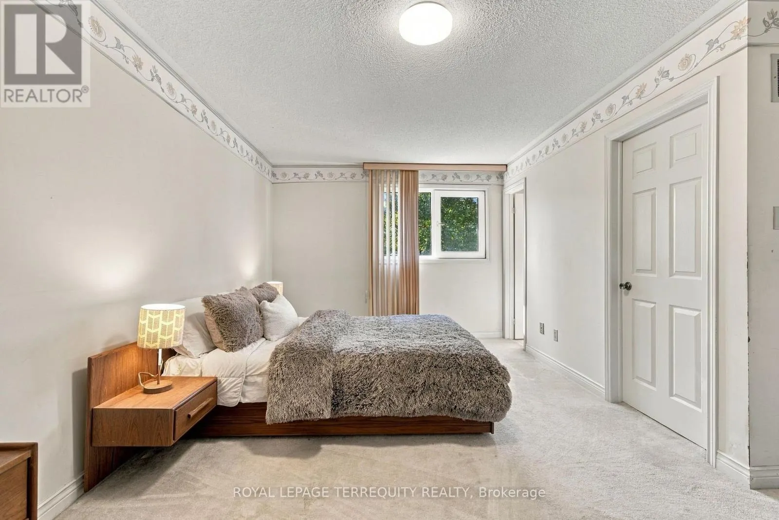 8 MALLORY AVENUE