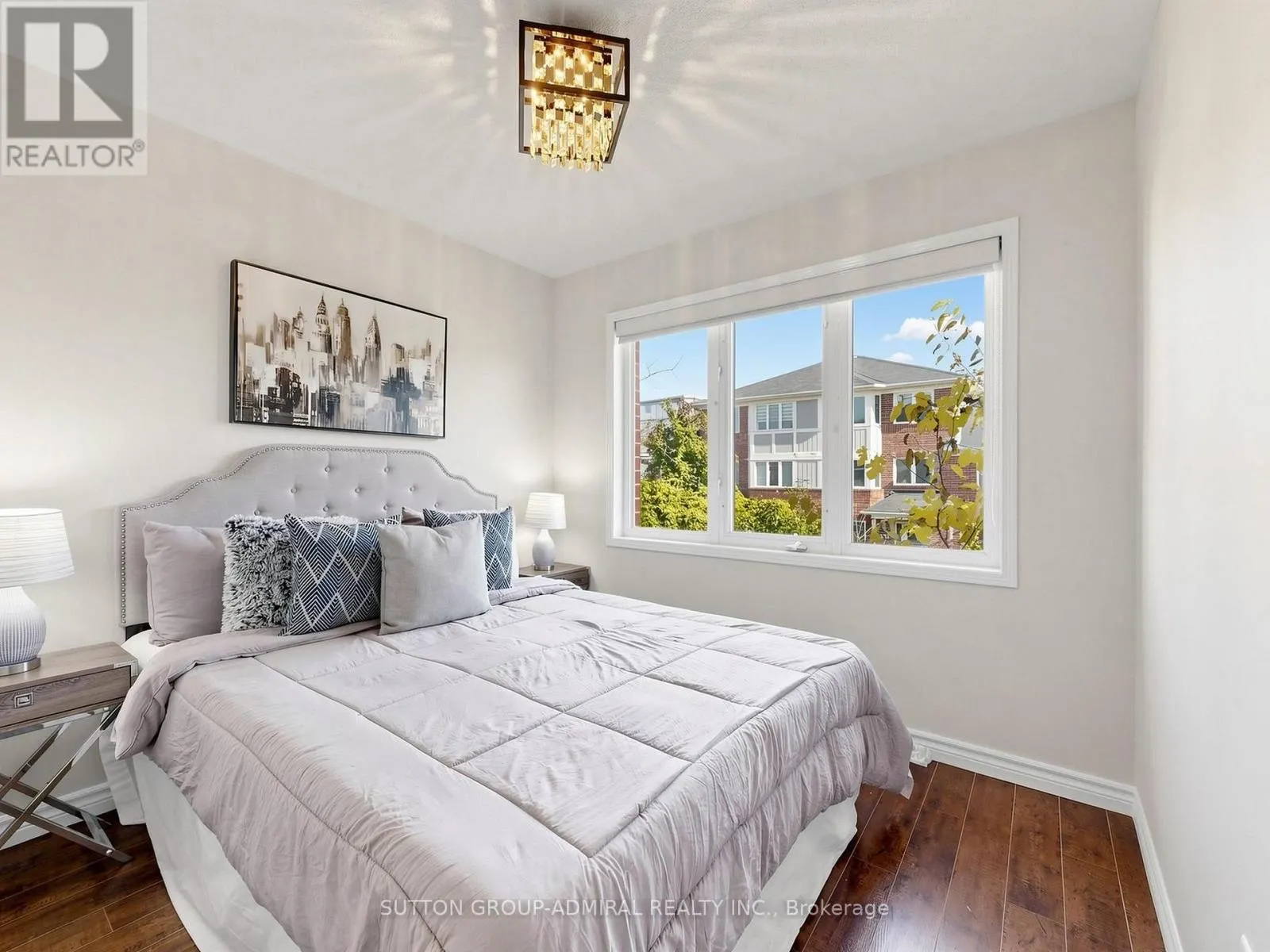 154 - 18 CLARK AVENUE W