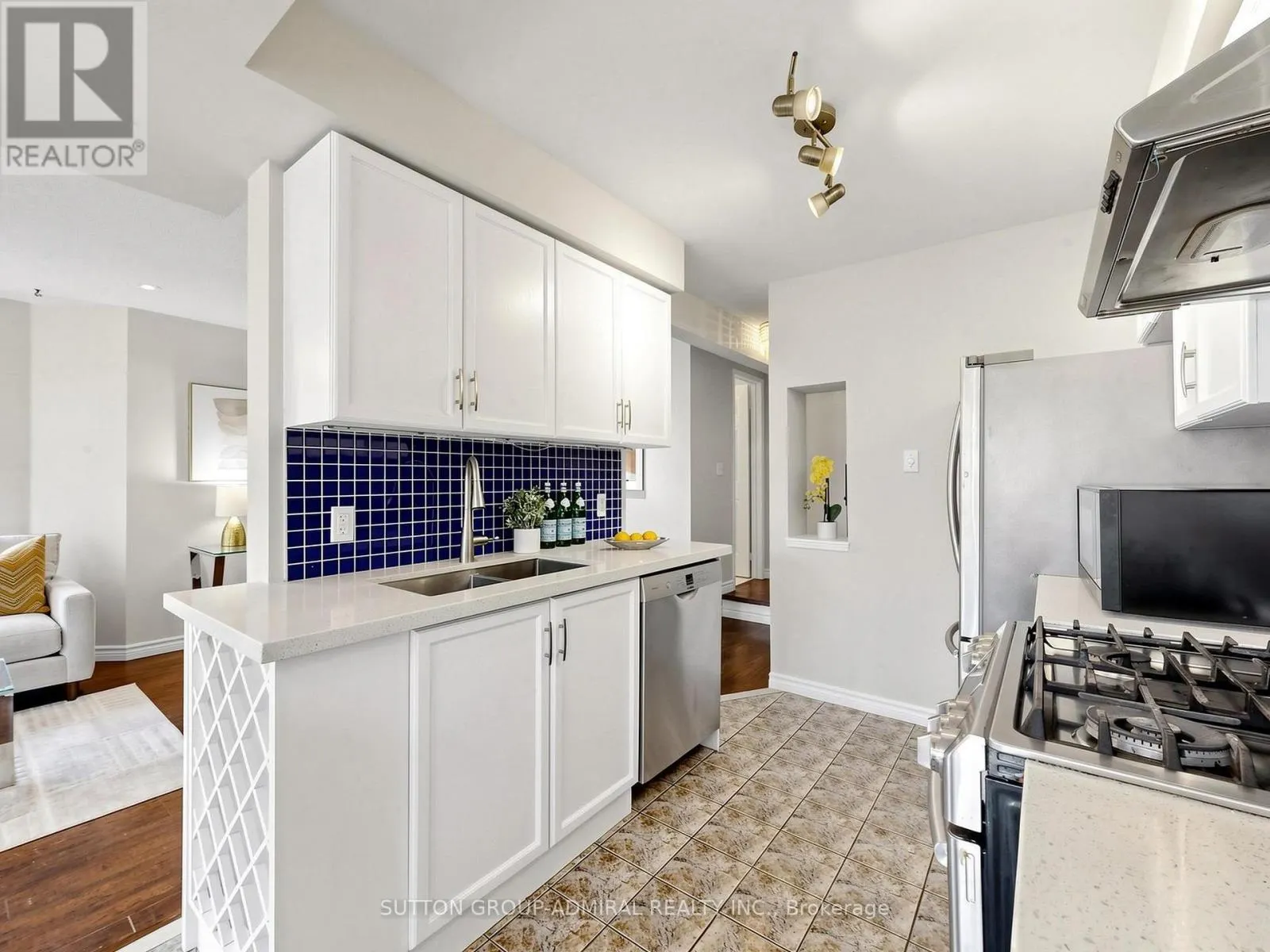 154 - 18 CLARK AVENUE W
