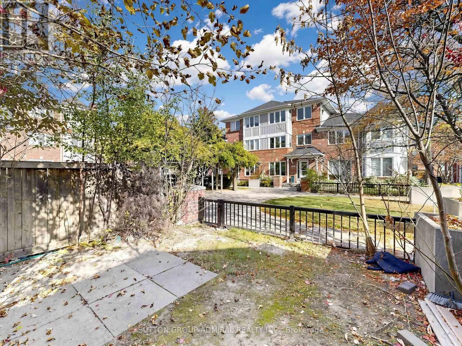 154 - 18 CLARK AVENUE W