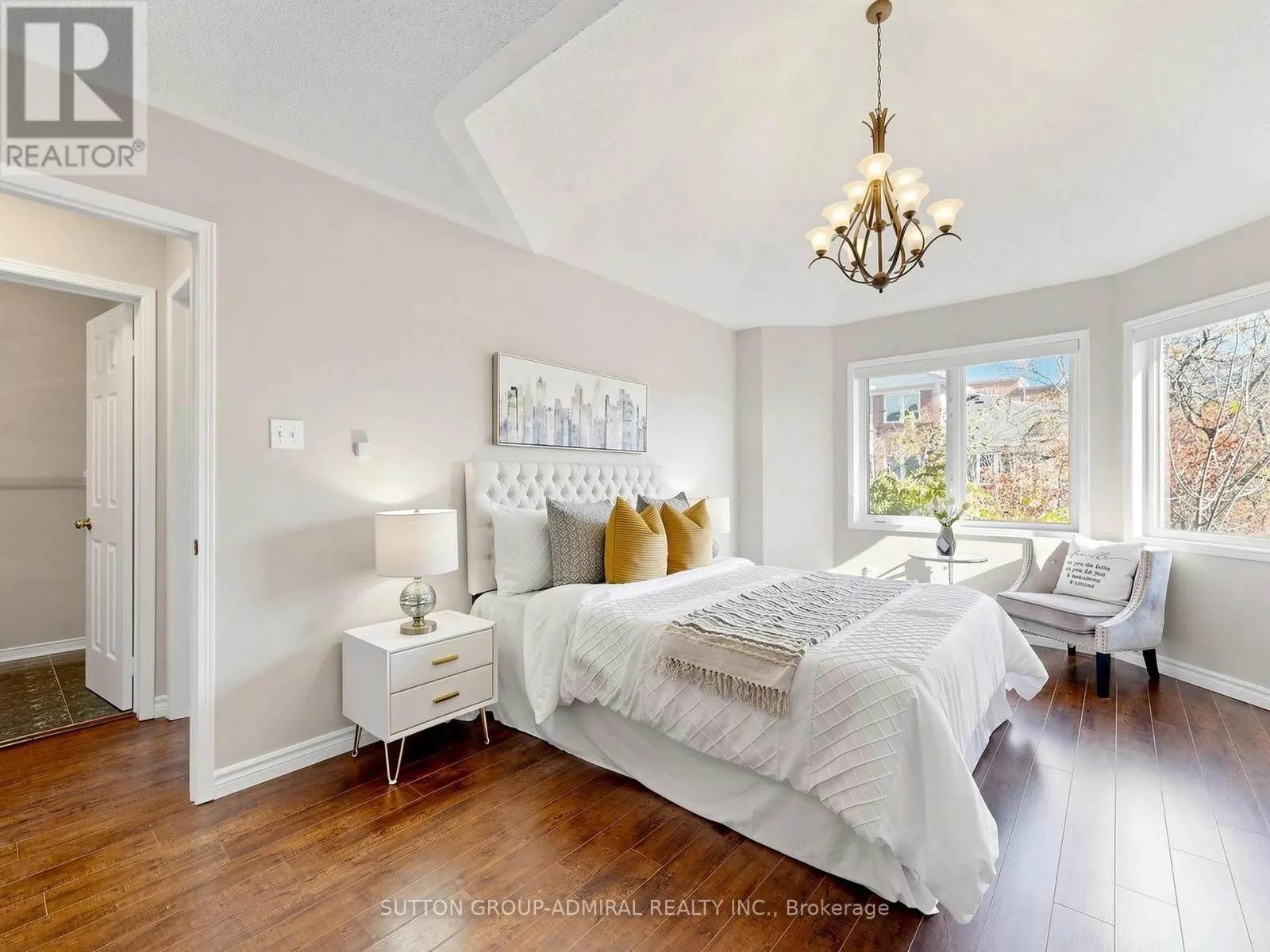 154 - 18 CLARK AVENUE W