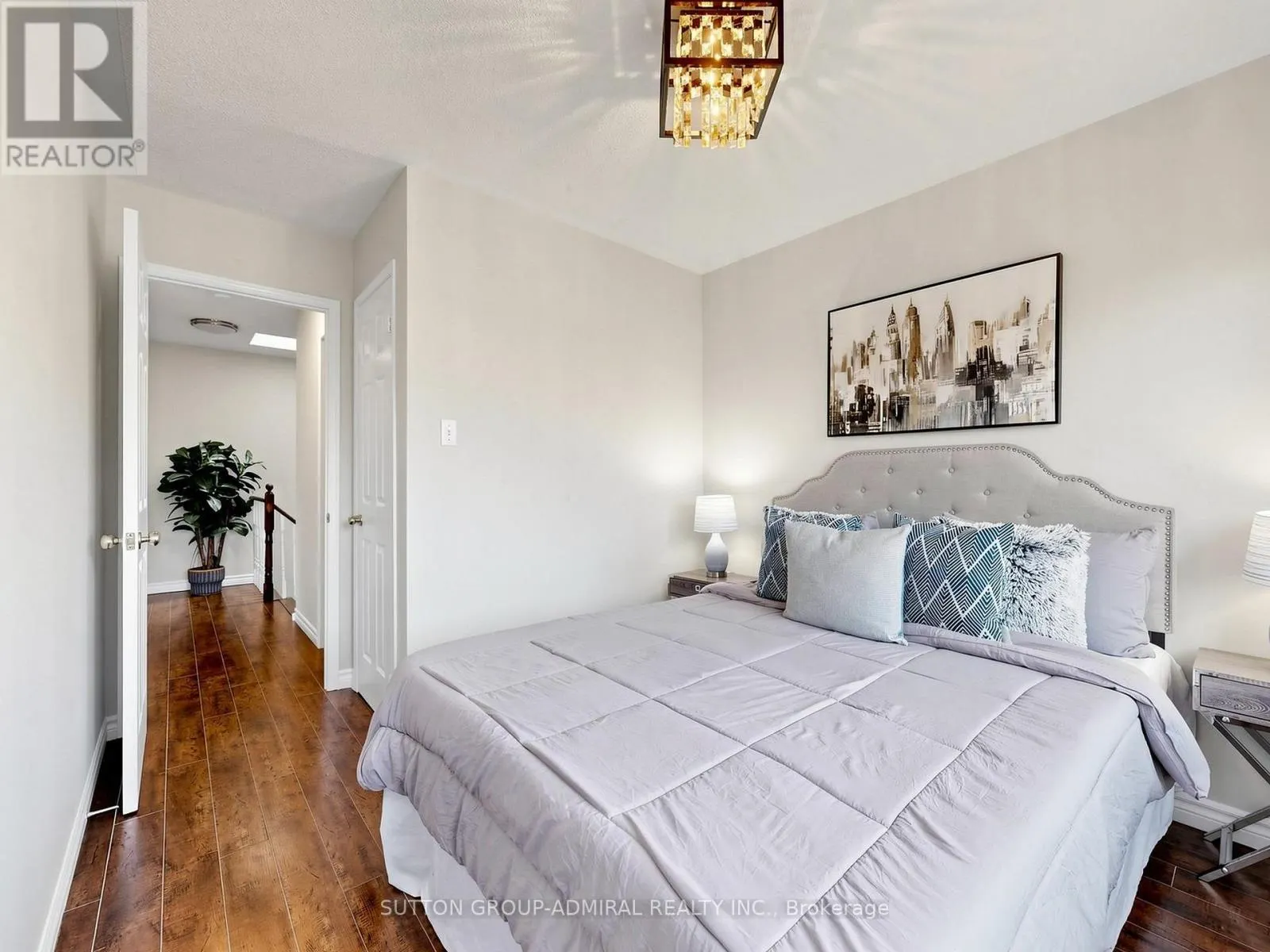 154 - 18 CLARK AVENUE W