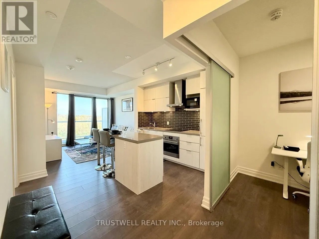 524 - 10 ROUGE VALLEY DRIVE W