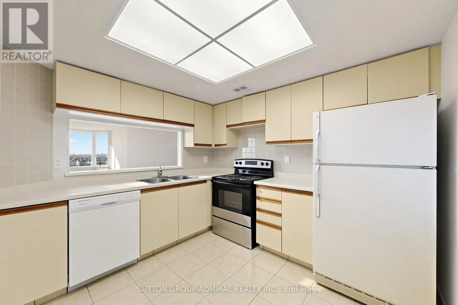 1210 - 7601 BATHURST STREET