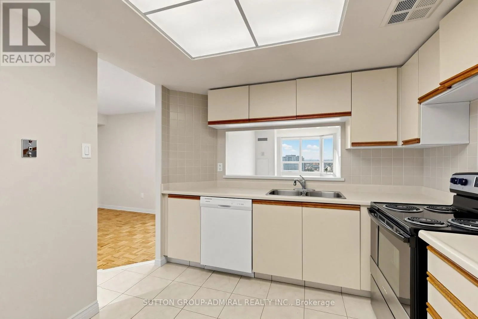 1210 - 7601 BATHURST STREET