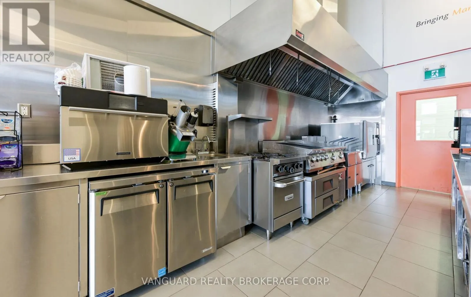 29 - 160 APPLEWOOD CRESCENT