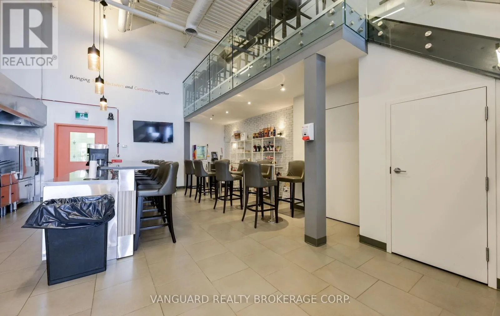 29 - 160 APPLEWOOD CRESCENT