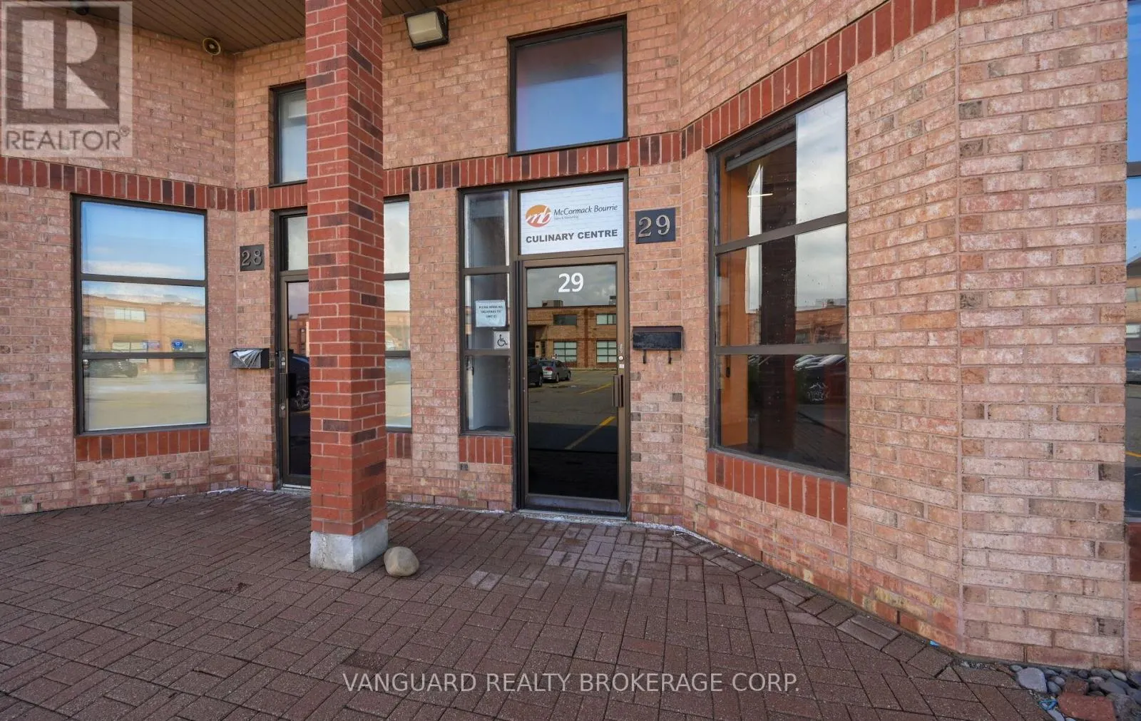 29 - 160 APPLEWOOD CRESCENT