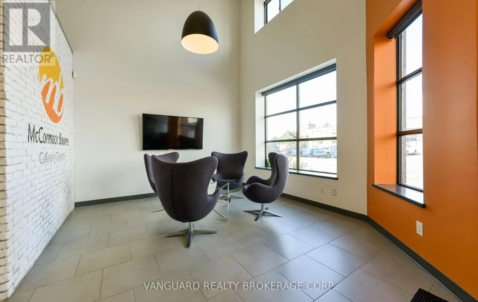 29 - 160 APPLEWOOD CRESCENT