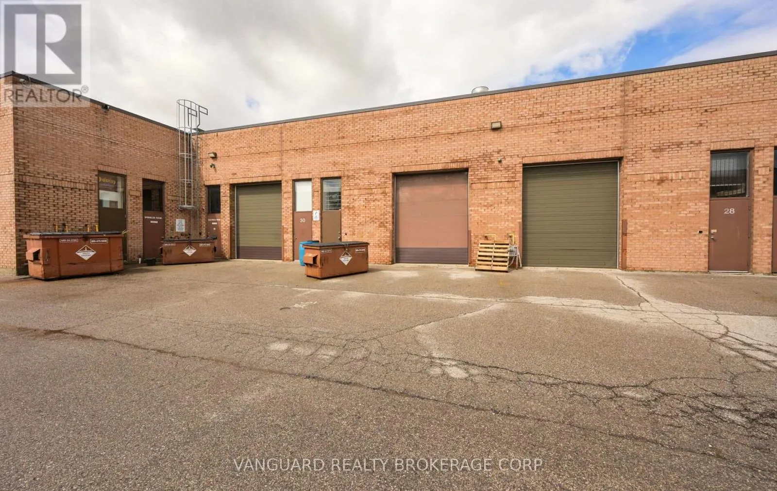 29 - 160 APPLEWOOD CRESCENT