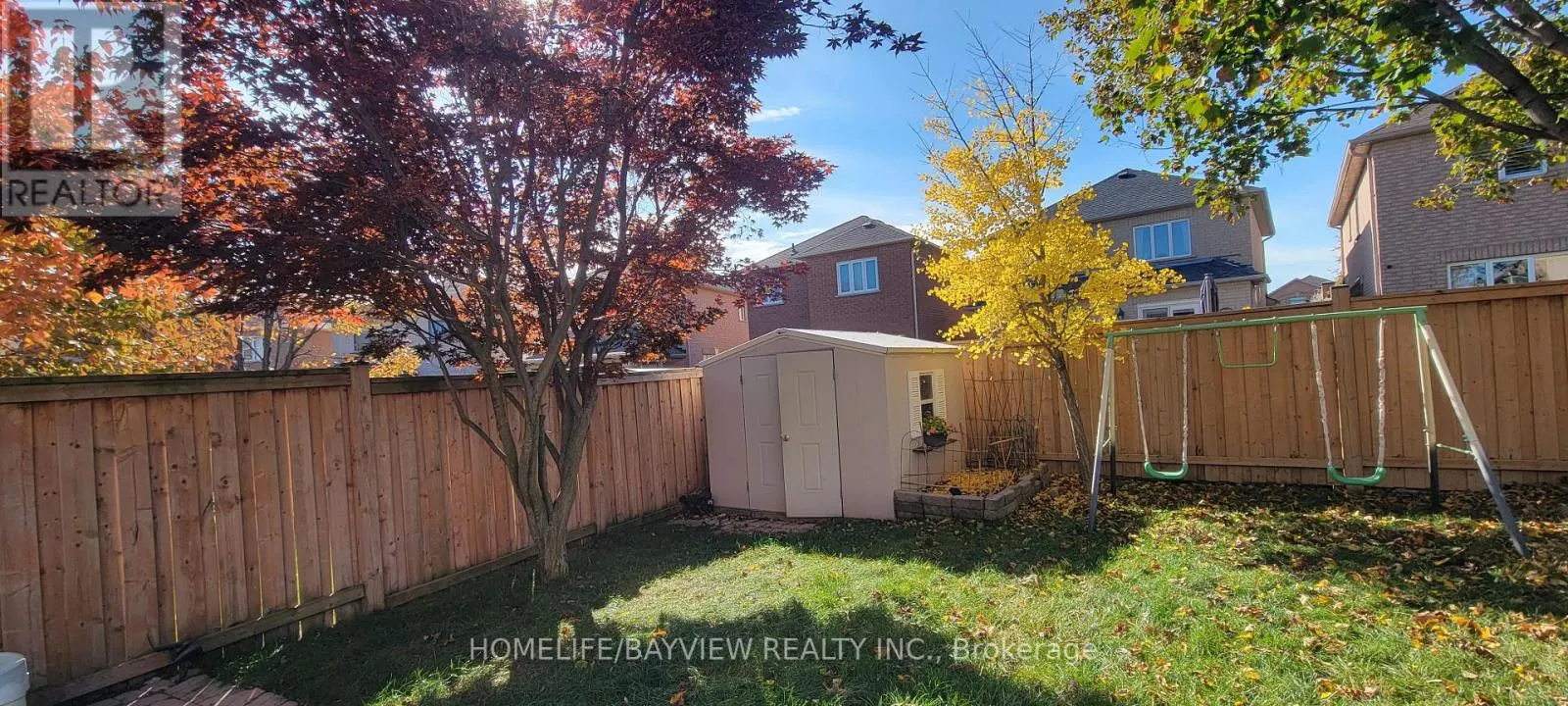 22 ROYAL RIDGE CRESCENT