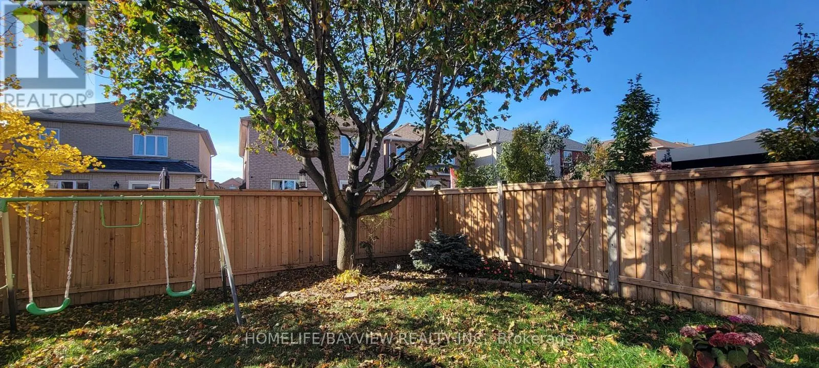 22 ROYAL RIDGE CRESCENT