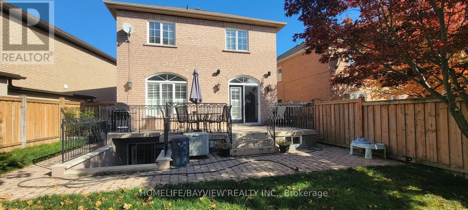 22 ROYAL RIDGE CRESCENT