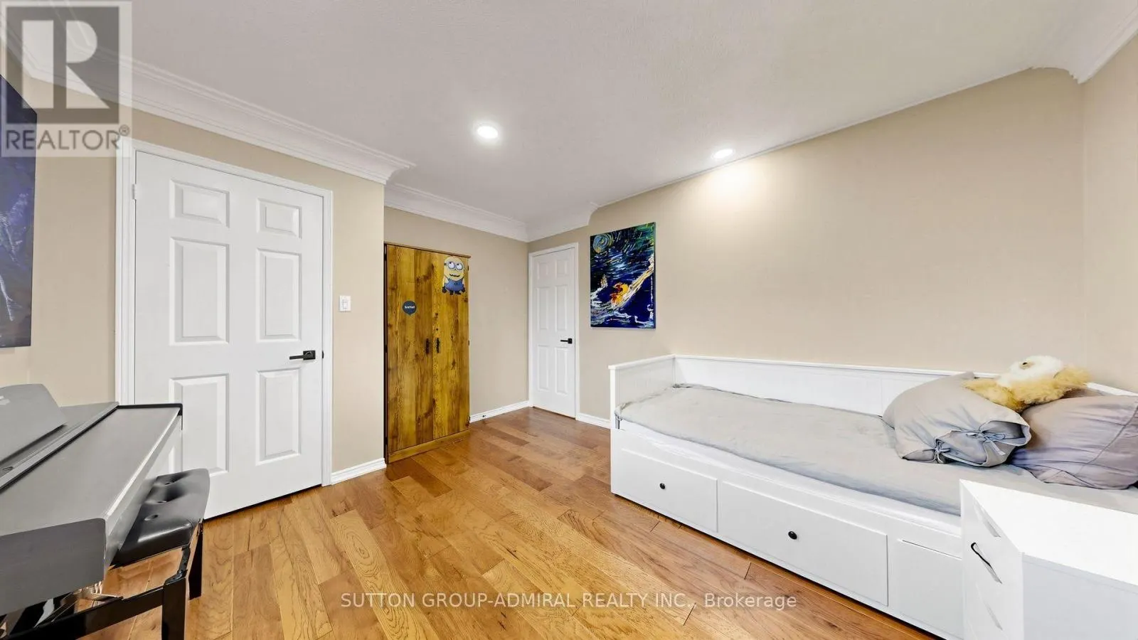 104 TOPHAM CRESCENT