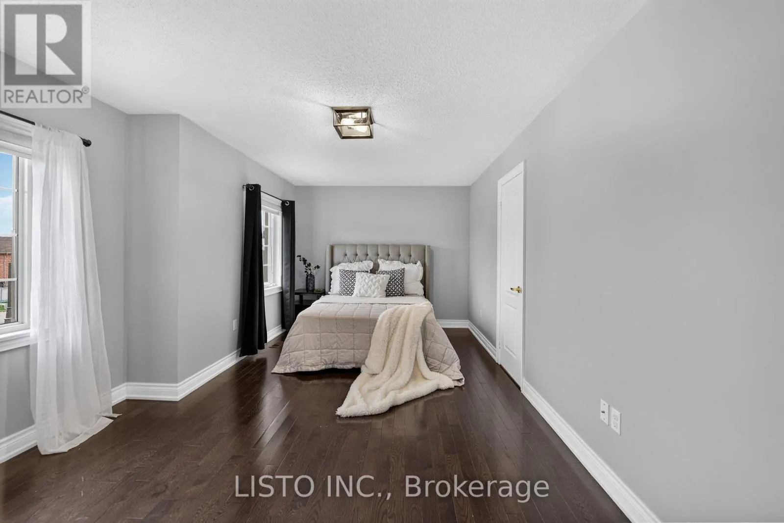 34 GREENFOREST GROVE