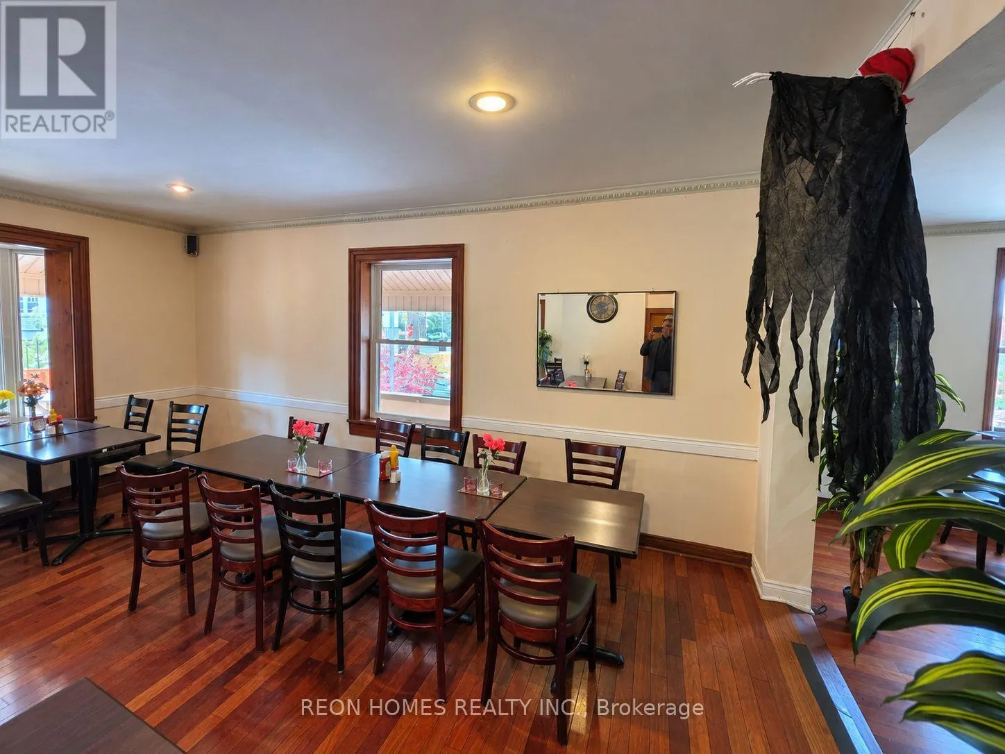 126 VICTORIA STREET W