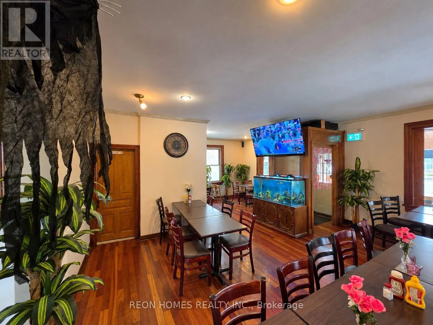 126 VICTORIA STREET W