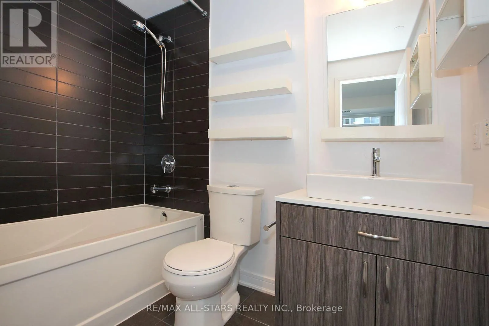 SW 807 - 9191 YONGE STREET